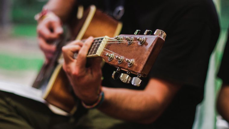 Noi tocant una guitarra